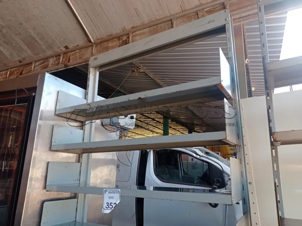 LOTE 352 - 01 ESTANTE EM FERRO COM PRATELEIRAS. (NO ESTADO) ATENÇÃO! FAZER A VISITAÇÃO ANTES DE ARREMATAR, NÃO SABEMOS SE FUNCIONA. LEILÃO NÃO TEM GARANTIA E NEM DEVOLUÇÃO, SUJEITO A POSSÍVEIS AVARIAS VISÍVEIS/OCULTAS E/OU AUSÊNCIA DE COMPONENTES.