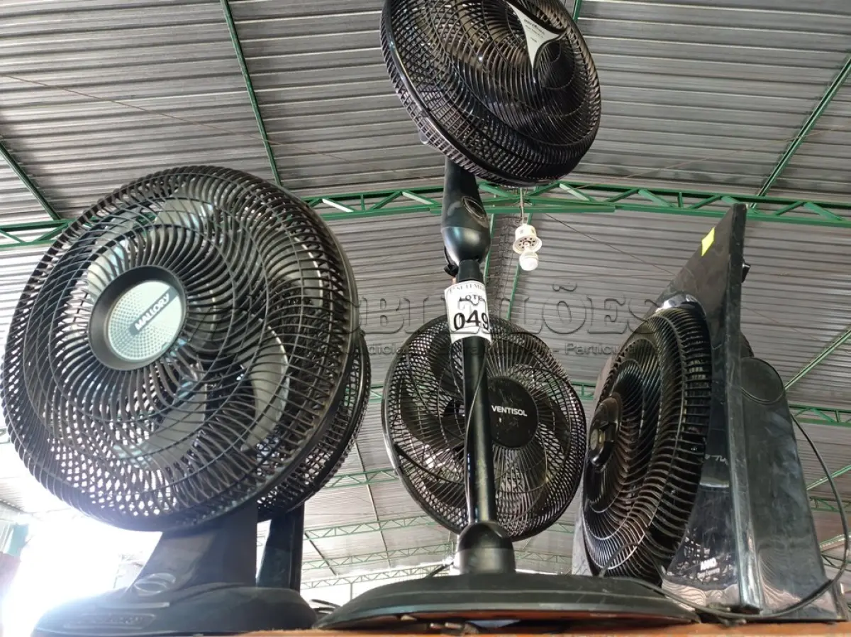 LOTE 049 - 05 VENTILADORES MARCAS E MODELOS DIVERSOS. (NO ESTADO) ATENÇÃO! FAZER A VISITAÇÃO ANTES DE ARREMATAR, NÃO SABEMOS SE FUNCIONA. LEILÃO NÃO TEM GARANTIA E NEM DEVOLUÇÃO, SUJEITO A POSSÍVEIS AVARIAS VISÍVEIS/OCULTAS E/OU AUSÊNCIA DE COMPONENTES.