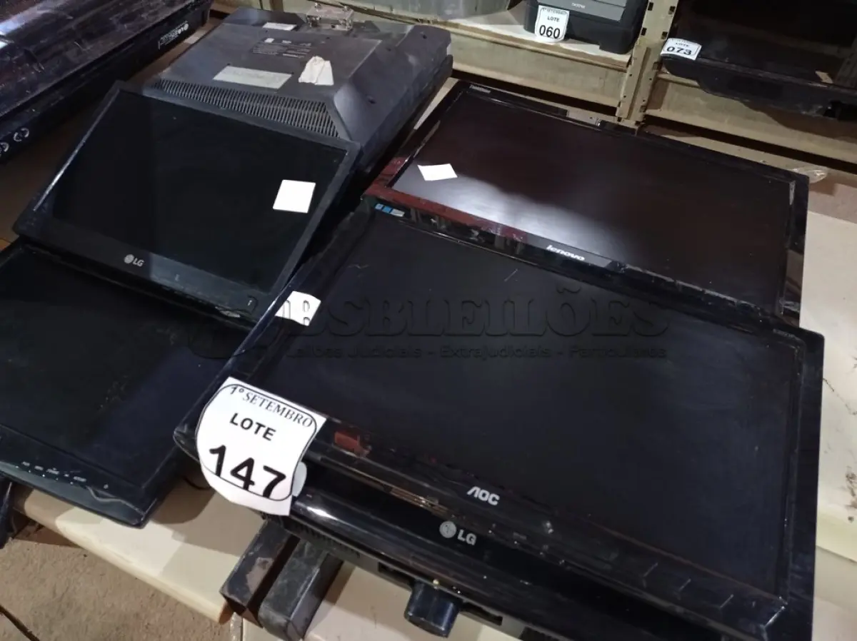 LOTE 147 - 08 MONITORES LCD MARCAS E MODELOS DIVERSOS PARA A RETIRADA DE PEÇAS. (NO ESTADO) ATENÇÃO! FAZER A VISITAÇÃO ANTES DE ARREMATAR, NÃO SABEMOS SE FUNCIONA. LEILÃO NÃO TEM GARANTIA E NEM DEVOLUÇÃO, SUJEITO A POSSÍVEIS AVARIAS VISÍVEIS/OCULTAS E/OU AUSÊNCIA DE COMPONENTES.
