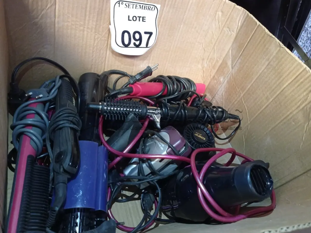 LOTE 097 - 01 LOTE COM DIVERSOS APARELHOS DE BELEZA. (NO ESTADO) ATENÇÃO! FAZER A VISITAÇÃO ANTES DE ARREMATAR, NÃO SABEMOS SE FUNCIONA. LEILÃO NÃO TEM GARANTIA E NEM DEVOLUÇÃO, SUJEITO A POSSÍVEIS AVARIAS VISÍVEIS/OCULTAS E/OU AUSÊNCIA DE COMPONENTES.