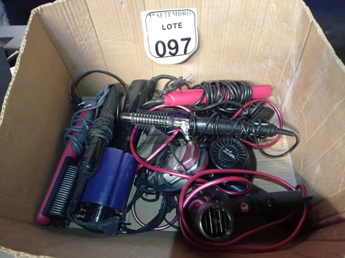 LOTE 097 - 01 LOTE COM DIVERSOS APARELHOS DE BELEZA. (NO ESTADO) ATENÇÃO! FAZER A VISITAÇÃO ANTES DE ARREMATAR, NÃO SABEMOS SE FUNCIONA. LEILÃO NÃO TEM GARANTIA E NEM DEVOLUÇÃO, SUJEITO A POSSÍVEIS AVARIAS VISÍVEIS/OCULTAS E/OU AUSÊNCIA DE COMPONENTES.