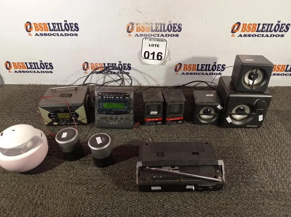 LOTE 016 - 01 LOTE COM RÁDIOS E CAIXINHAS DE SOM MARCAS E MODELOS DIVERSOS. (NO ESTADO) ATENÇÃO! FAZER A VISITAÇÃO ANTES DE ARREMATAR, NÃO SABEMOS SE FUNCIONA. LEILÃO NÃO TEM GARANTIA E NEM DEVOLUÇÃO, SUJEITO A POSSÍVEIS AVARIAS VISÍVEIS/OCULTAS E/OU AUSÊNCIA DE COMPONENTES.