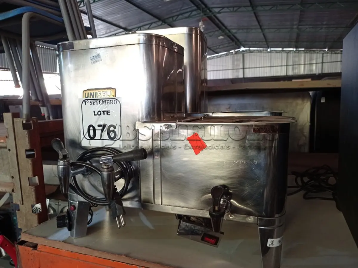 LOTE 076 - 02 CAFETEIRAS ELÉTRICAS EM INOX SENDO 01 MARCA UNIVERSAL E OUTRA UNISELL. (NO ESTADO) ATENÇÃO! FAZER A VISITAÇÃO ANTES DE ARREMATAR, NÃO SABEMOS SE FUNCIONA. LEILÃO NÃO TEM GARANTIA E NEM DEVOLUÇÃO, SUJEITO A POSSÍVEIS AVARIAS VISÍVEIS/OCULTAS E/OU AUSÊNCIA DE COMPONENTES.