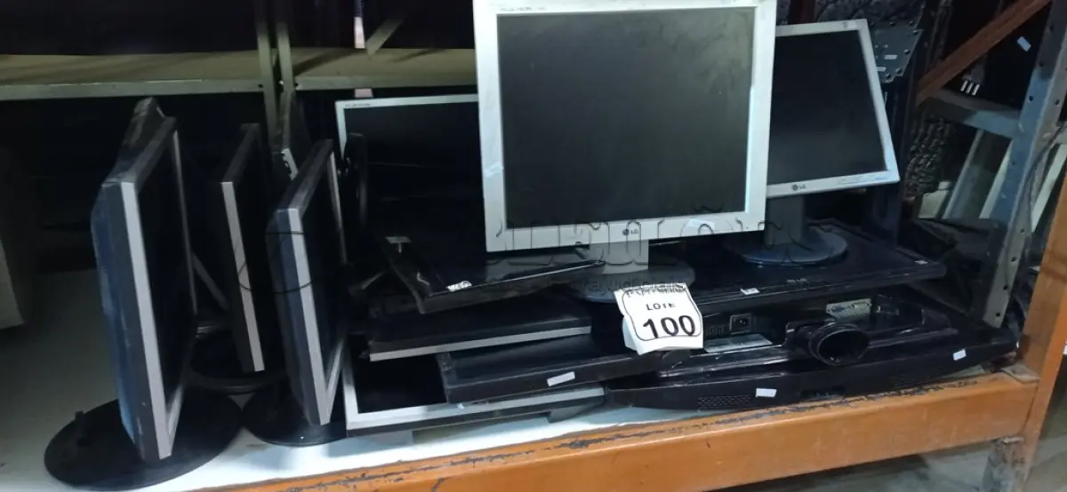 LOTE 100 - 01 LOTE COM APROXIMADAMENTE 19 MONITORES LCD MARCAS E MODELOS DIVERSOS PARA A RETIRADA DE PEÇAS. (NO ESTADO) ATENÇÃO! FAZER A VISITAÇÃO ANTES DE ARREMATAR, NÃO SABEMOS SE FUNCIONA. LEILÃO NÃO TEM GARANTIA E NEM DEVOLUÇÃO, SUJEITO A POSSÍVEIS AVARIAS VISÍVEIS/OCULTAS E/OU AUSÊNCIA DE COMPONENTES.