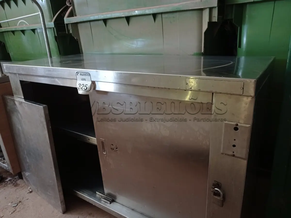 LOTE 325 - 01 BALCÃO COM 02 PORTAS E COMPARTIMENTOS. (NO ESTADO) ATENÇÃO! FAZER A VISITAÇÃO ANTES DE ARREMATAR, NÃO SABEMOS SE FUNCIONA. LEILÃO NÃO TEM GARANTIA E NEM DEVOLUÇÃO, SUJEITO A POSSÍVEIS AVARIAS VISÍVEIS/OCULTAS E/OU AUSÊNCIA DE COMPONENTES.