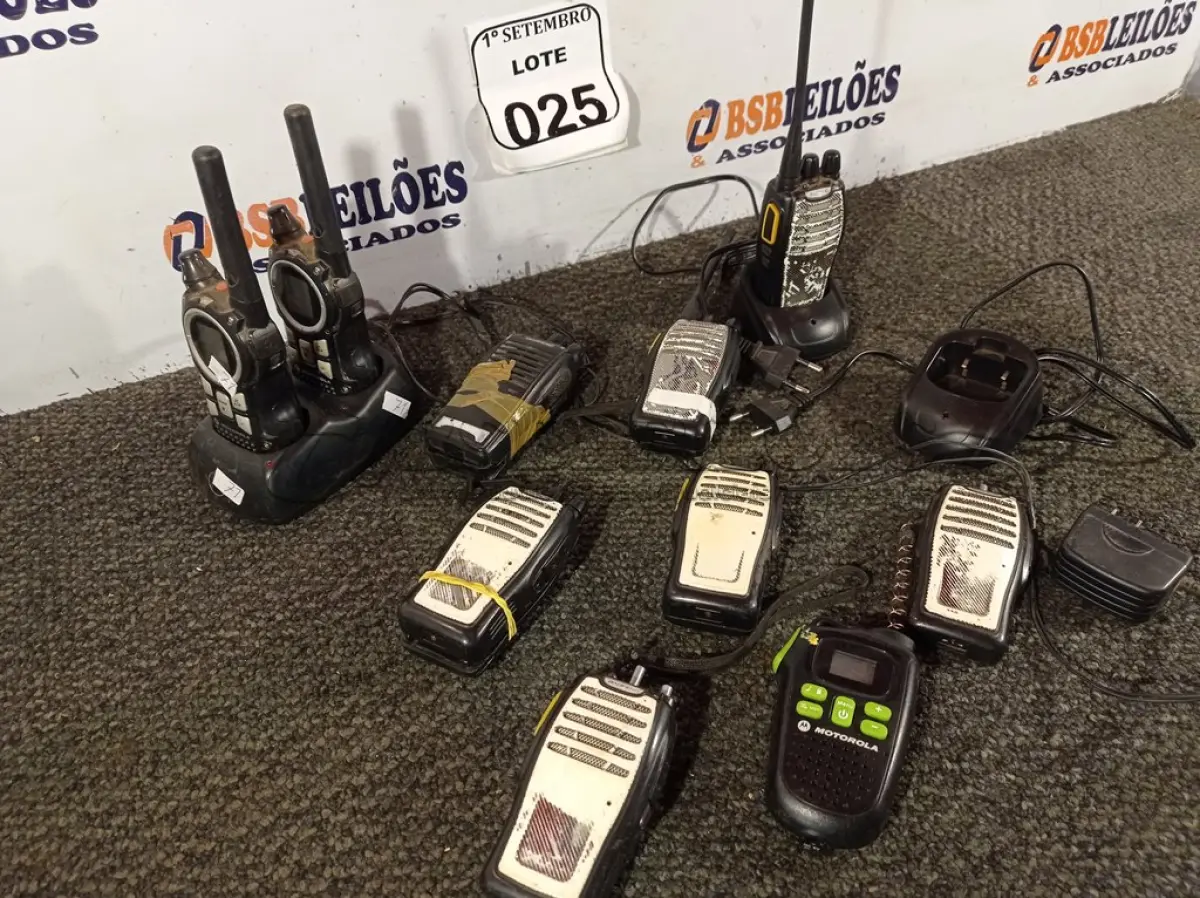 LOTE 025 - 01 LOTE COM RÁDIOS COMUNICADORES MARCAS E MODELOS DIVERSOS. (NO ESTADO) ATENÇÃO! FAZER A VISITAÇÃO ANTES DE ARREMATAR, NÃO SABEMOS SE FUNCIONA. LEILÃO NÃO TEM GARANTIA E NEM DEVOLUÇÃO, SUJEITO A POSSÍVEIS AVARIAS VISÍVEIS/OCULTAS E/OU AUSÊNCIA DE COMPONENTES.