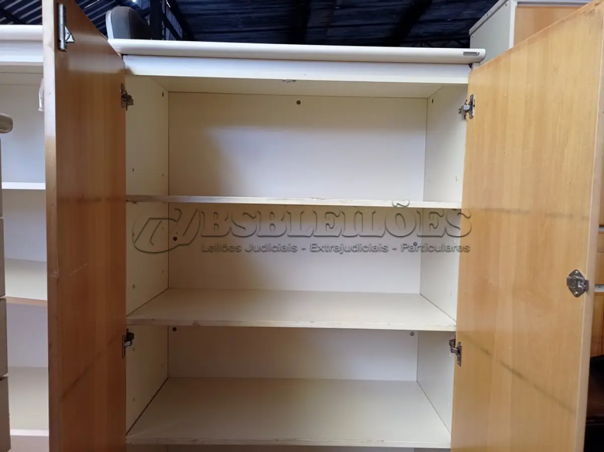 LOTE 319 - 01 ARMÁRIO EM MADEIRA PARA ESCRITÓRIO COM DUAS PORTAS E DUAS PRATELEIRAS. (NO ESTADO) ATENÇÃO! FAZER A VISITAÇÃO ANTES DE ARREMATAR, NÃO SABEMOS SE FUNCIONA. LEILÃO NÃO TEM GARANTIA E NEM DEVOLUÇÃO, SUJEITO A POSSÍVEIS AVARIAS VISÍVEIS/OCULTAS E/OU AUSÊNCIA DE COMPONENTES.