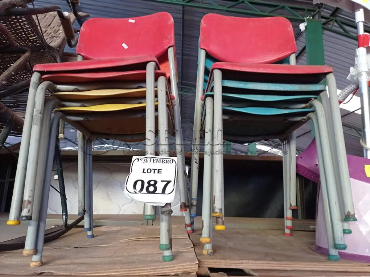 LOTE 087 - 08 CADEIRAS INFANTIS CORES DIVERSAS. (NO ESTADO) ATENÇÃO! FAZER A VISITAÇÃO ANTES DE ARREMATAR, NÃO SABEMOS SE FUNCIONA. LEILÃO NÃO TEM GARANTIA E NEM DEVOLUÇÃO, SUJEITO A POSSÍVEIS AVARIAS VISÍVEIS/OCULTAS E/OU AUSÊNCIA DE COMPONENTES.