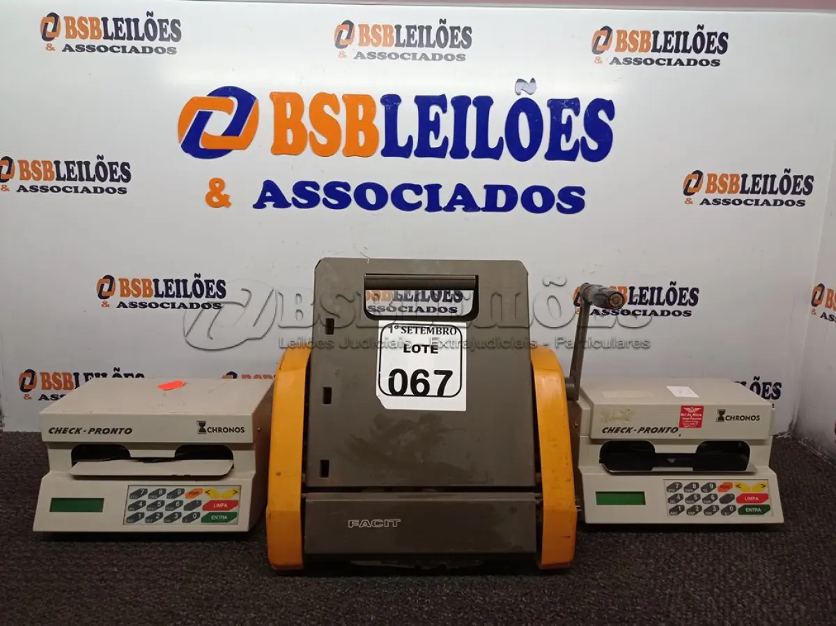 LOTE 067 - 02 RELÓGIOS DE PONTO MARCA CHRONOS E 01 MIMEOGRAFO MARCA FACIT. (NO ESTADO) ATENÇÃO! FAZER A VISITAÇÃO ANTES DE ARREMATAR, NÃO SABEMOS SE FUNCIONA. LEILÃO NÃO TEM GARANTIA E NEM DEVOLUÇÃO, SUJEITO A POSSÍVEIS AVARIAS VISÍVEIS/OCULTAS E/OU AUSÊNCIA DE COMPONENTES.