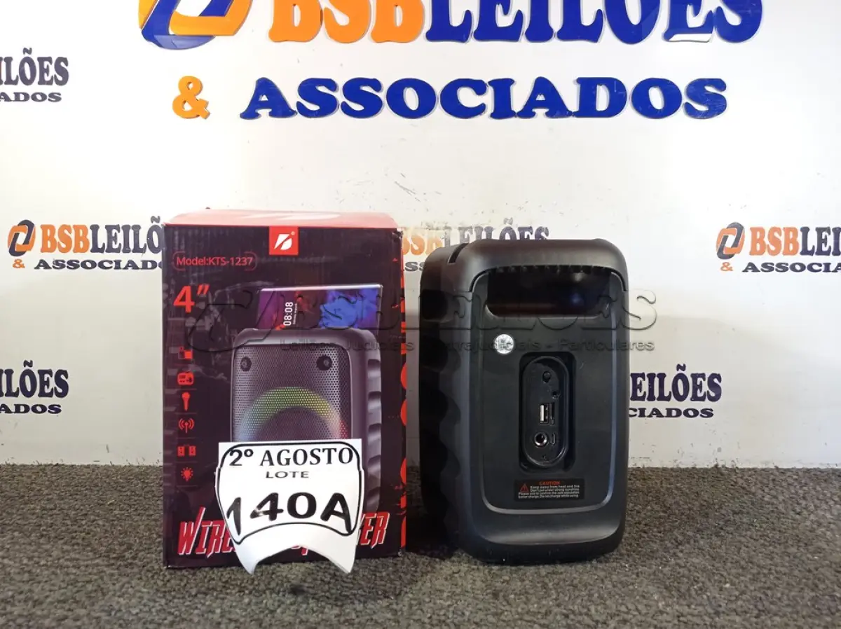LOTE 140 - 01 CAIXA DE SOM BLUETOOTH 4”. (NO ESTADO) ATENÇÃO! FAZER A VISITAÇÃO ANTES DE ARREMATAR, NÃO SABEMOS SE FUNCIONA. LEILÃO NÃO TEM GARANTIA E NEM DEVOLUÇÃO, SUJEITO A POSSÍVEIS AVARIAS VISÍVEIS/OCULTAS E/OU AUSÊNCIA DE COMPONENTES.