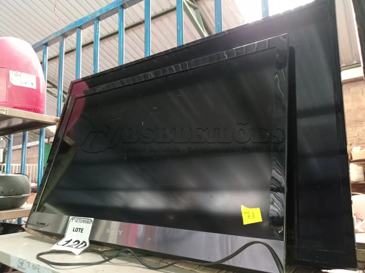 LOTE 120 - 02 TVS SENDO UMA DE 40” POLEGADAS E A OUTRA DE 32” MARCAS E MODELOS DIVERSOS PARA A RETIRADA DE PEÇAS. (NO ESTADO) ATENÇÃO! FAZER A VISITAÇÃO ANTES DE ARREMATAR, NÃO SABEMOS SE FUNCIONA. LEILÃO NÃO TEM GARANTIA E NEM DEVOLUÇÃO, SUJEITO A POSSÍVEIS AVARIAS VISÍVEIS/OCULTAS E/OU AUSÊNCIA DE COMPONENTES.