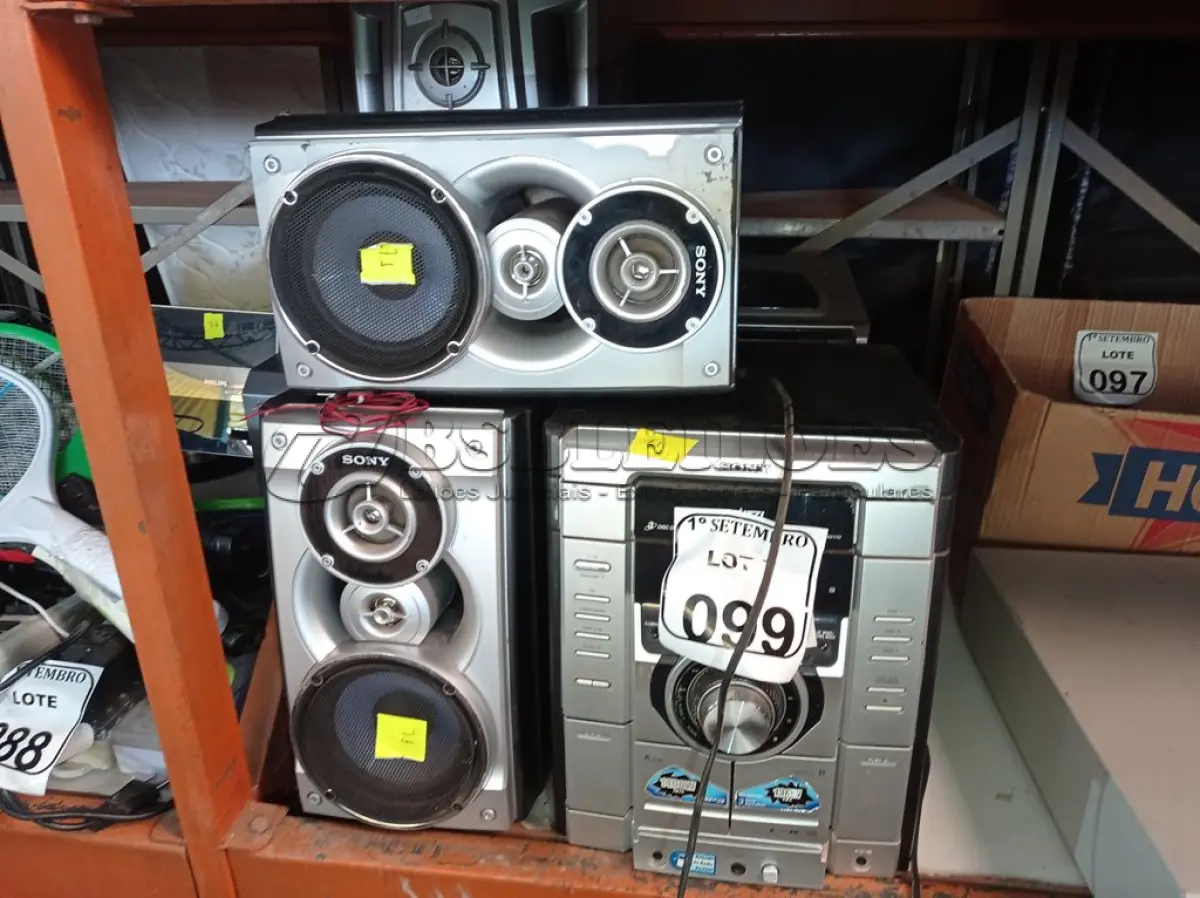LOTE 099 - 02 APARELHOS DE SOM SENDO UM AIWA E A OUTRA SONY. (NO ESTADO) ATENÇÃO! FAZER A VISITAÇÃO ANTES DE ARREMATAR, NÃO SABEMOS SE FUNCIONA. LEILÃO NÃO TEM GARANTIA E NEM DEVOLUÇÃO, SUJEITO A POSSÍVEIS AVARIAS VISÍVEIS/OCULTAS E/OU AUSÊNCIA DE COMPONENTES.