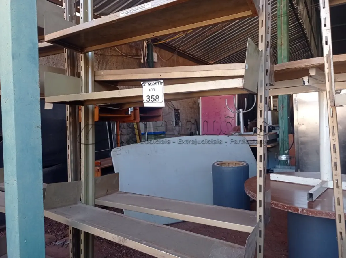 LOTE 358 - 01 ESTANTE EM FERRO COM PRATELEIRAS. (NO ESTADO) ATENÇÃO! FAZER A VISITAÇÃO ANTES DE ARREMATAR, NÃO SABEMOS SE FUNCIONA. LEILÃO NÃO TEM GARANTIA E NEM DEVOLUÇÃO, SUJEITO A POSSÍVEIS AVARIAS VISÍVEIS/OCULTAS E/OU AUSÊNCIA DE COMPONENTES.