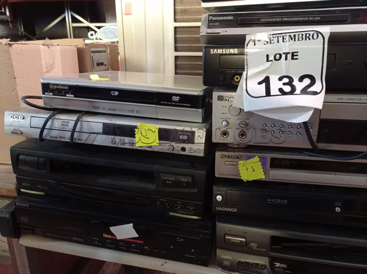 LOTE 132 - 02 VIDEOCASSETES E DIVERSOS APARELHOS DVDS MARCAS E MODELOS DIVERSOS. (NO ESTADO) ATENÇÃO! FAZER A VISITAÇÃO ANTES DE ARREMATAR, NÃO SABEMOS SE FUNCIONA. LEILÃO NÃO TEM GARANTIA E NEM DEVOLUÇÃO, SUJEITO A POSSÍVEIS AVARIAS VISÍVEIS/OCULTAS E/OU AUSÊNCIA DE COMPONENTES.