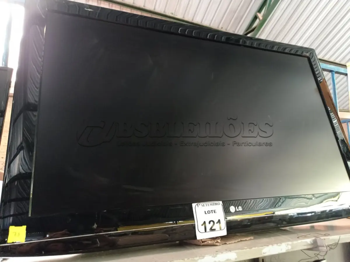 LOTE 121 - 01 TV LG 52” POLEGADAS. (NO ESTADO) ATENÇÃO! FAZER A VISITAÇÃO ANTES DE ARREMATAR, NÃO SABEMOS SE FUNCIONA. LEILÃO NÃO TEM GARANTIA E NEM DEVOLUÇÃO, SUJEITO A POSSÍVEIS AVARIAS VISÍVEIS/OCULTAS E/OU AUSÊNCIA DE COMPONENTES.