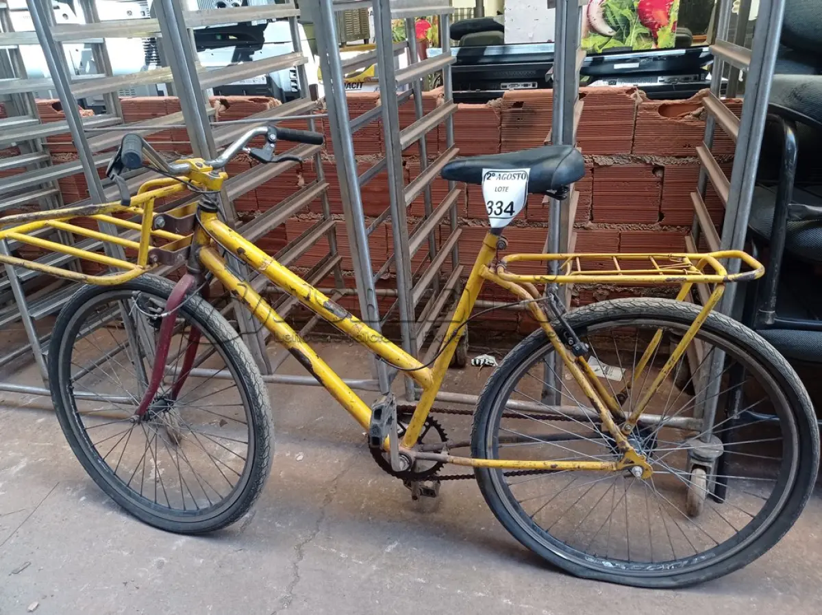 LOTE 334 - 01 BICICLETA ARO 26 CARGUEIRA NA COR AMARELA.  (NO ESTADO) ATENÇÃO! FAZER A VISITAÇÃO ANTES DE ARREMATAR, NÃO SABEMOS SE FUNCIONA. LEILÃO NÃO TEM GARANTIA E NEM DEVOLUÇÃO, SUJEITO A POSSÍVEIS AVARIAS VISÍVEIS/OCULTAS E/OU AUSÊNCIA DE COMPONENTES.