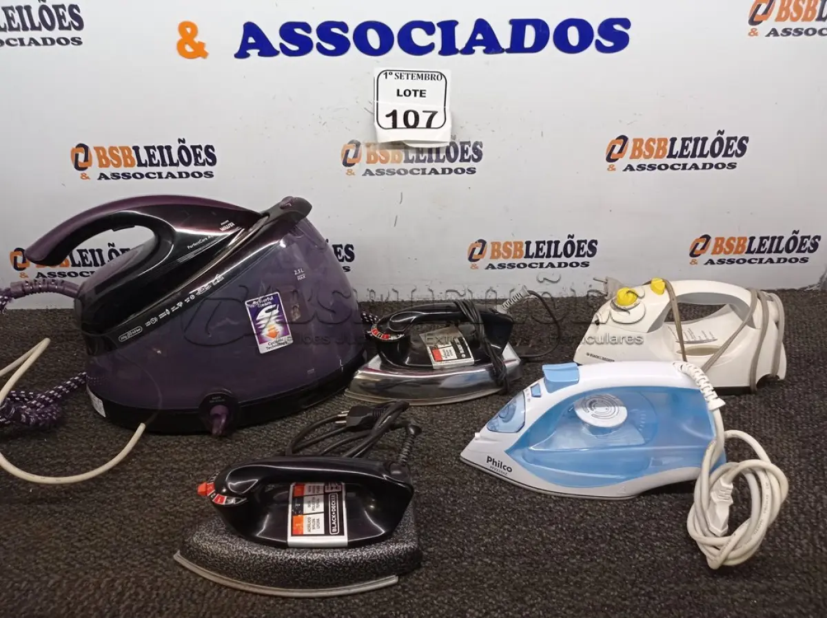 LOTE 107 - 01 FERRO A VAPOR MARCA PHILIPS, 04 FERROS DE PASSAR ROUPA. (NO ESTADO) ATENÇÃO! FAZER A VISITAÇÃO ANTES DE ARREMATAR, NÃO SABEMOS SE FUNCIONA. LEILÃO NÃO TEM GARANTIA E NEM DEVOLUÇÃO, SUJEITO A POSSÍVEIS AVARIAS VISÍVEIS/OCULTAS E/OU AUSÊNCIA DE COMPONENTES.