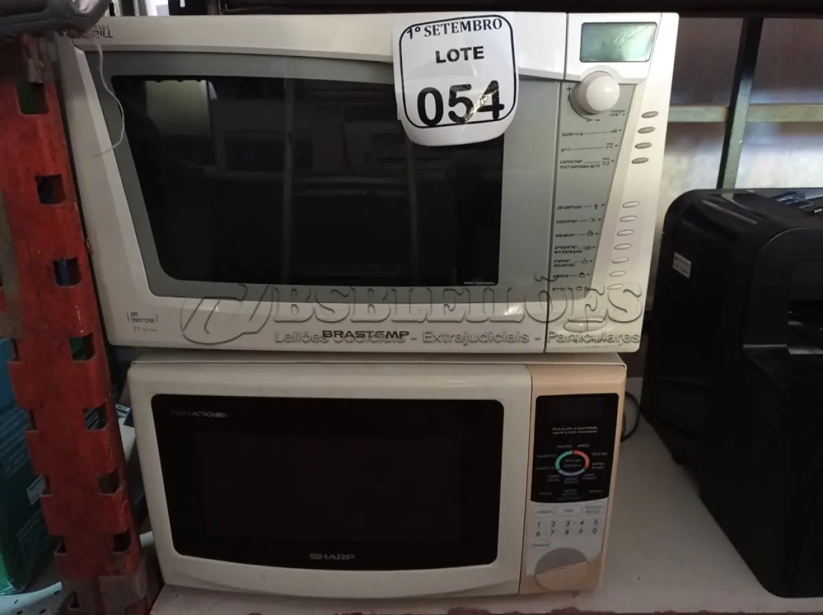 LOTE 054 - 02 MICRO-ONDAS MARCA SHARP E BRASTEMP. (NO ESTADO) ATENÇÃO! FAZER A VISITAÇÃO ANTES DE ARREMATAR, NÃO SABEMOS SE FUNCIONA. LEILÃO NÃO TEM GARANTIA E NEM DEVOLUÇÃO, SUJEITO A POSSÍVEIS AVARIAS VISÍVEIS/OCULTAS E/OU AUSÊNCIA DE COMPONENTES.