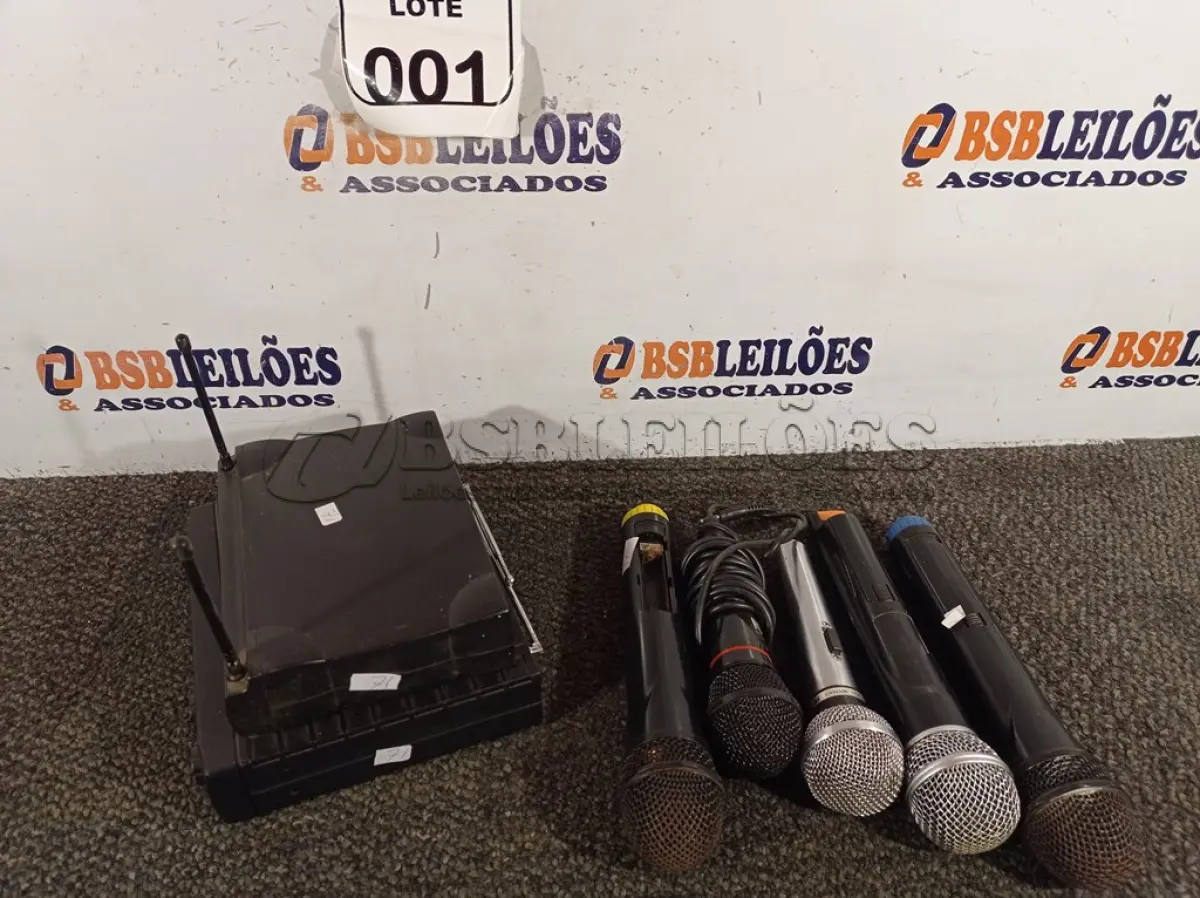 LOTE 001 - 05 MICROFONES DIVERSOS E02 TRANSMISSORES DIVERSOS. (NO ESTADO) ATENÇÃO! FAZER A VISITAÇÃO ANTES DE ARREMATAR, NÃO SABEMOS SE FUNCIONA. LEILÃO NÃO TEM GARANTIA E NEM DEVOLUÇÃO, SUJEITO A POSSÍVEIS AVARIAS VISÍVEIS/OCULTAS E/OU AUSÊNCIA DE COMPONENTES.