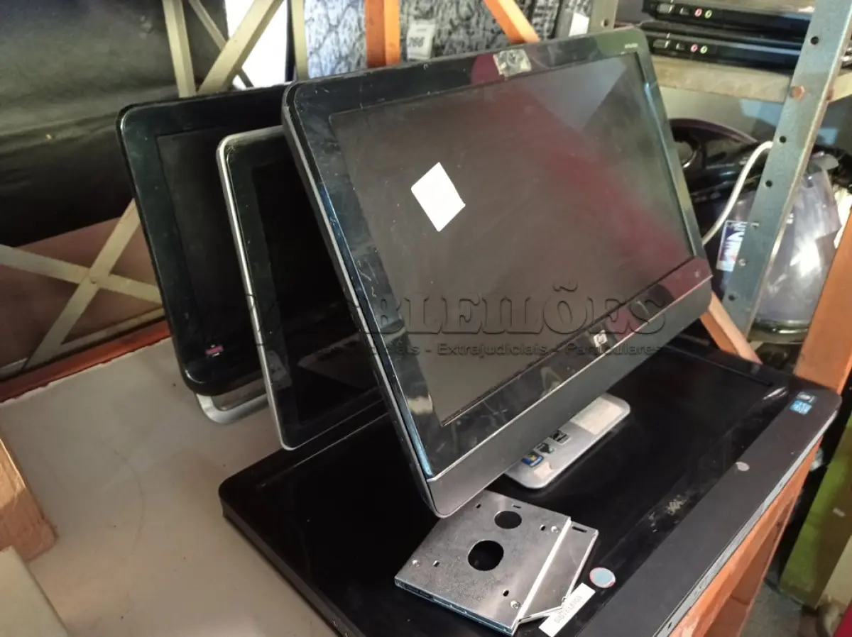 LOTE 096 - 04 COMPUTADORES ALL IN ONE PARA A RETIRADA DE PEÇAS. (NO ESTADO) ATENÇÃO! FAZER A VISITAÇÃO ANTES DE ARREMATAR, NÃO SABEMOS SE FUNCIONA. LEILÃO NÃO TEM GARANTIA E NEM DEVOLUÇÃO, SUJEITO A POSSÍVEIS AVARIAS VISÍVEIS/OCULTAS E/OU AUSÊNCIA DE COMPONENTES.
