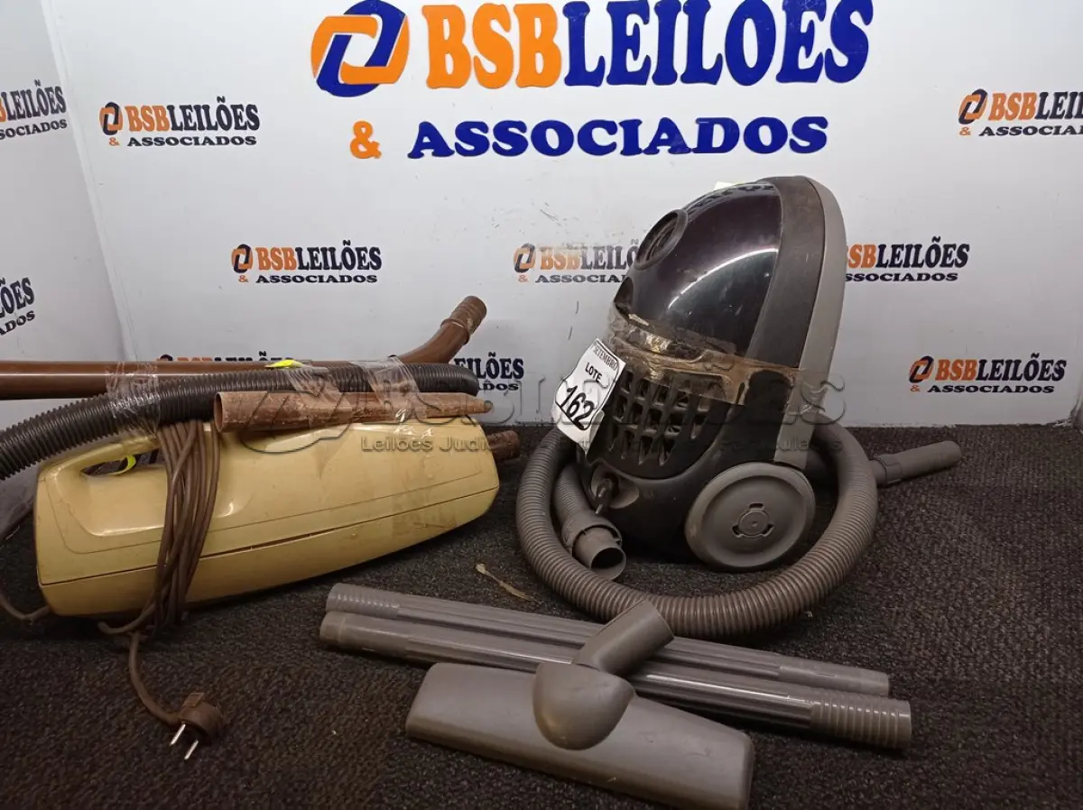 LOTE 162 - 02 ASPIRADORES DE PÓ MARCAS E MODELOS DIVERSOS. (NO ESTADO) ATENÇÃO! FAZER A VISITAÇÃO ANTES DE ARREMATAR, NÃO SABEMOS SE FUNCIONA. LEILÃO NÃO TEM GARANTIA E NEM DEVOLUÇÃO, SUJEITO A POSSÍVEIS AVARIAS VISÍVEIS/OCULTAS E/OU AUSÊNCIA DE COMPONENTES.
