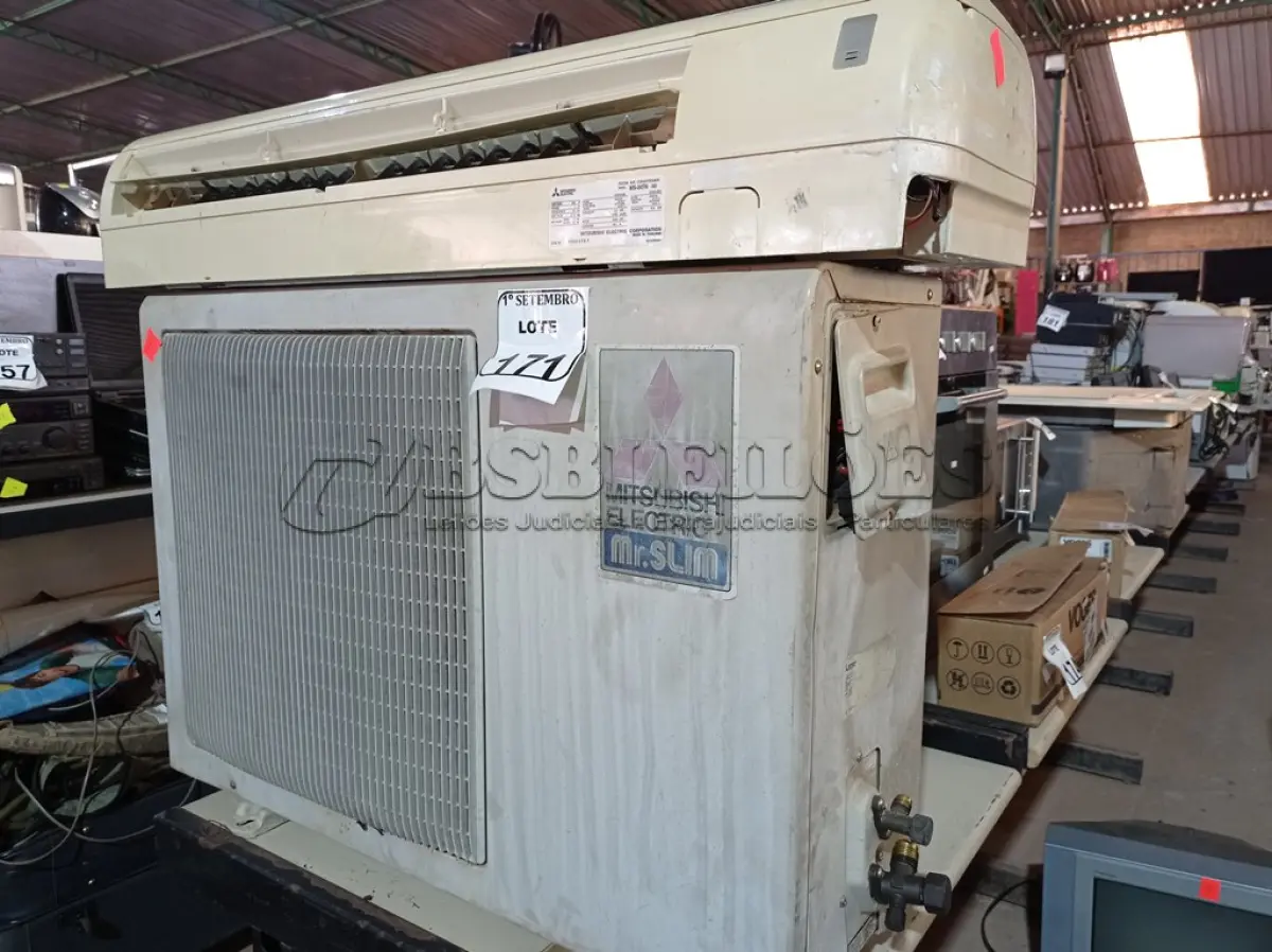 LOTE 171 - 01 CONDENSADORA, 01 EVAPORADORA AMBAS MARCA MITSUBISH. (NO ESTADO) ATENÇÃO! FAZER A VISITAÇÃO ANTES DE ARREMATAR, NÃO SABEMOS SE FUNCIONA. LEILÃO NÃO TEM GARANTIA E NEM DEVOLUÇÃO, SUJEITO A POSSÍVEIS AVARIAS VISÍVEIS/OCULTAS E/OU AUSÊNCIA DE COMPONENTES.