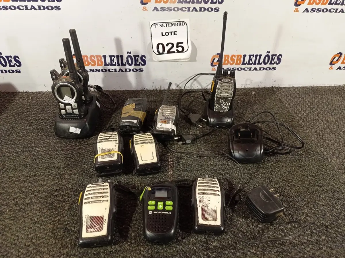 LOTE 025 - 01 LOTE COM RÁDIOS COMUNICADORES MARCAS E MODELOS DIVERSOS. (NO ESTADO) ATENÇÃO! FAZER A VISITAÇÃO ANTES DE ARREMATAR, NÃO SABEMOS SE FUNCIONA. LEILÃO NÃO TEM GARANTIA E NEM DEVOLUÇÃO, SUJEITO A POSSÍVEIS AVARIAS VISÍVEIS/OCULTAS E/OU AUSÊNCIA DE COMPONENTES.