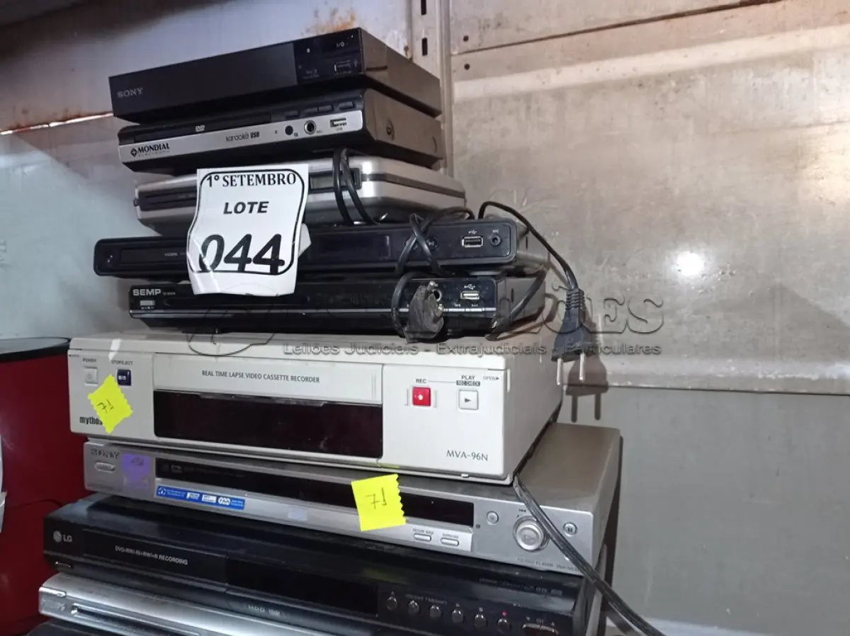 LOTE 044 - 02 VIDEOCASSETES E VÁRIOS DVDS MARCAS E MODELOS DIVERSOS. (NO ESTADO) ATENÇÃO! FAZER A VISITAÇÃO ANTES DE ARREMATAR, NÃO SABEMOS SE FUNCIONA. LEILÃO NÃO TEM GARANTIA E NEM DEVOLUÇÃO, SUJEITO A POSSÍVEIS AVARIAS VISÍVEIS/OCULTAS E/OU AUSÊNCIA DE COMPONENTES.