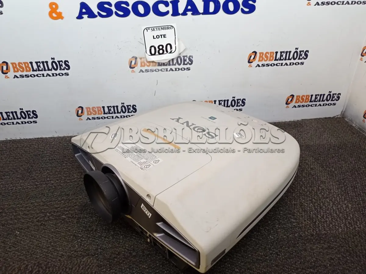 LOTE 080 - 01 PROJETOR MULTIMÍDIA MARCA SONY MODELO VPL- FX52. (NO ESTADO) ATENÇÃO! FAZER A VISITAÇÃO ANTES DE ARREMATAR, NÃO SABEMOS SE FUNCIONA. LEILÃO NÃO TEM GARANTIA E NEM DEVOLUÇÃO, SUJEITO A POSSÍVEIS AVARIAS VISÍVEIS/OCULTAS E/OU AUSÊNCIA DE COMPONENTES.