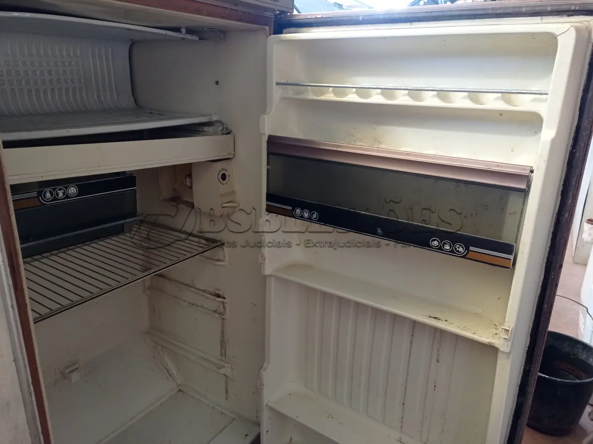 LOTE 261 - 02 GELADEIRAS MARCAS E MODELOS DIVERSOS. (NO ESTADO) ATENÇÃO! FAZER A VISITAÇÃO ANTES DE ARREMATAR, NÃO SABEMOS SE FUNCIONA. LEILÃO NÃO TEM GARANTIA E NEM DEVOLUÇÃO, SUJEITO A POSSÍVEIS AVARIAS VISÍVEIS/OCULTAS E/OU AUSÊNCIA DE COMPONENTES.