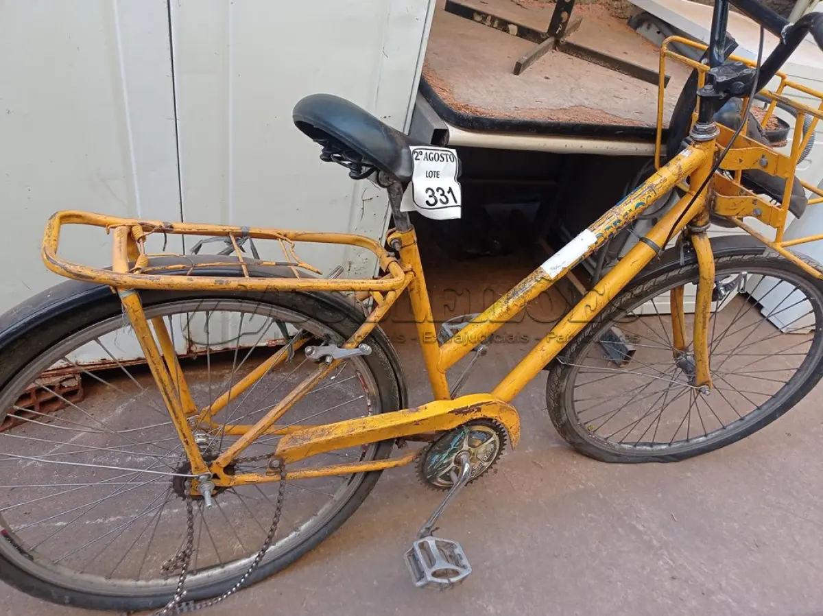 LOTE 331 - 01 BICICLETA ARO 26 CARGUEIRA NA COR AMARELA.  (NO ESTADO) ATENÇÃO! FAZER A VISITAÇÃO ANTES DE ARREMATAR, NÃO SABEMOS SE FUNCIONA. LEILÃO NÃO TEM GARANTIA E NEM DEVOLUÇÃO, SUJEITO A POSSÍVEIS AVARIAS VISÍVEIS/OCULTAS E/OU AUSÊNCIA DE COMPONENTES.