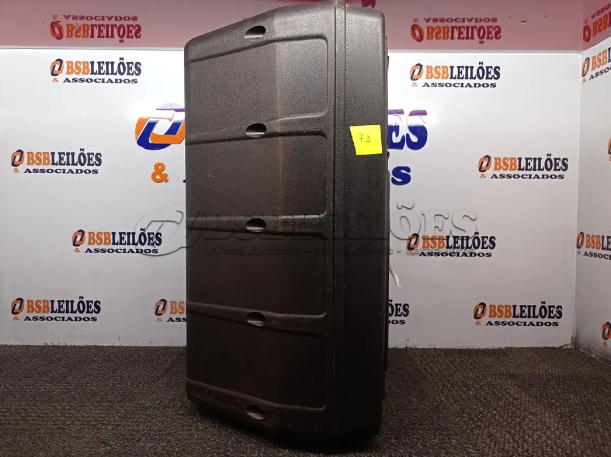 LOTE 143 - 01 CAIXA DE SOM MARCA JUSTIN. (NO ESTADO) ATENÇÃO! FAZER A VISITAÇÃO ANTES DE ARREMATAR, NÃO SABEMOS SE FUNCIONA. LEILÃO NÃO TEM GARANTIA E NEM DEVOLUÇÃO, SUJEITO A POSSÍVEIS AVARIAS VISÍVEIS/OCULTAS E/OU AUSÊNCIA DE COMPONENTES.