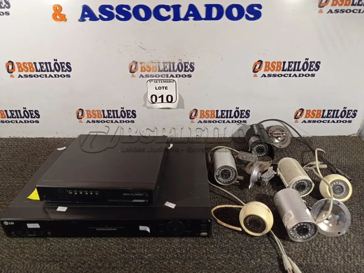 LOTE 010 - 02 DVRS E 06 CÂMERAS DE SEGURANÇA DIVERSAS. (NO ESTADO) ATENÇÃO! FAZER A VISITAÇÃO ANTES DE ARREMATAR, NÃO SABEMOS SE FUNCIONA. LEILÃO NÃO TEM GARANTIA E NEM DEVOLUÇÃO, SUJEITO A POSSÍVEIS AVARIAS VISÍVEIS/OCULTAS E/OU AUSÊNCIA DE COMPONENTES.