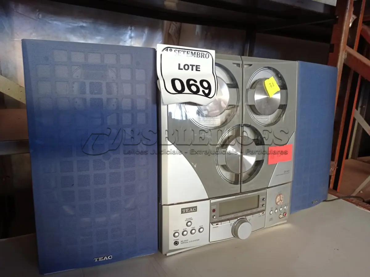 LOTE 069 - 01 TOCA CDS MARCA TEAC MODELO MC-D60V 220V. (NO ESTADO) ATENÇÃO! FAZER A VISITAÇÃO ANTES DE ARREMATAR, NÃO SABEMOS SE FUNCIONA. LEILÃO NÃO TEM GARANTIA E NEM DEVOLUÇÃO, SUJEITO A POSSÍVEIS AVARIAS VISÍVEIS/OCULTAS E/OU AUSÊNCIA DE COMPONENTES.
