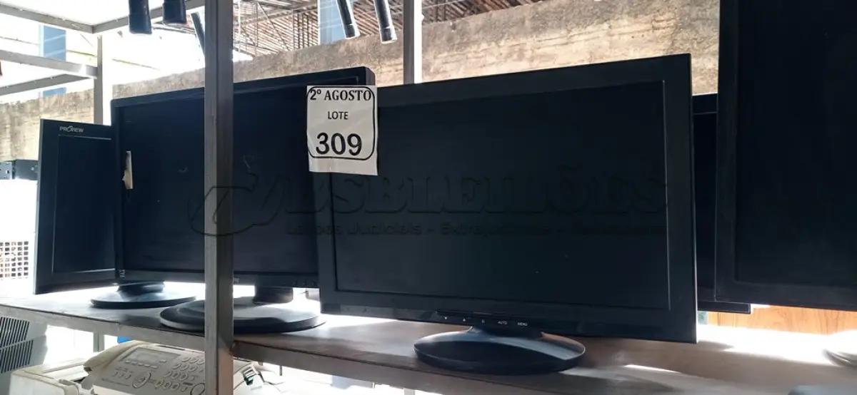LOTE 309 - 07 MONITORES DE MARCAS E MODELOS DIVERSOS. (NO ESTADO) ATENÇÃO! FAZER A VISITAÇÃO ANTES DE ARREMATAR, NÃO SABEMOS SE FUNCIONA. LEILÃO NÃO TEM GARANTIA E NEM DEVOLUÇÃO, SUJEITO A POSSÍVEIS AVARIAS VISÍVEIS/OCULTAS E/OU AUSÊNCIA DE COMPONENTES.