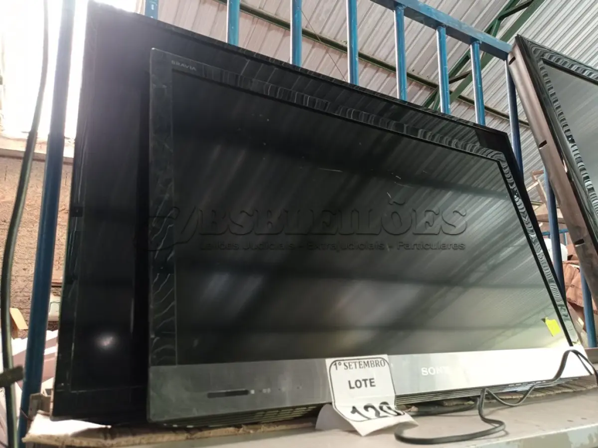 LOTE 120 - 02 TVS SENDO UMA DE 40” POLEGADAS E A OUTRA DE 32” MARCAS E MODELOS DIVERSOS PARA A RETIRADA DE PEÇAS. (NO ESTADO) ATENÇÃO! FAZER A VISITAÇÃO ANTES DE ARREMATAR, NÃO SABEMOS SE FUNCIONA. LEILÃO NÃO TEM GARANTIA E NEM DEVOLUÇÃO, SUJEITO A POSSÍVEIS AVARIAS VISÍVEIS/OCULTAS E/OU AUSÊNCIA DE COMPONENTES.