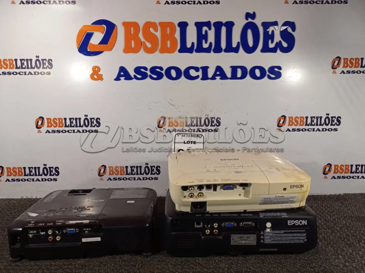 LOTE 009 - 03 PROJETORES MULTIMÍDIA DE MARCAS E MODELOS DIVERSOS. (NO ESTADO) ATENÇÃO! FAZER A VISITAÇÃO ANTES DE ARREMATAR, NÃO SABEMOS SE FUNCIONA. LEILÃO NÃO TEM GARANTIA E NEM DEVOLUÇÃO, SUJEITO A POSSÍVEIS AVARIAS VISÍVEIS/OCULTAS E/OU AUSÊNCIA DE COMPONENTES.