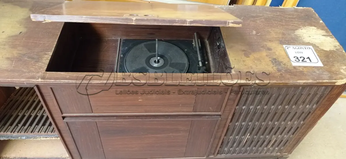 LOTE 321 - 01 TOCA DISCOS ANTIGA PARA RETIRADA DE PEÇAS. (NO ESTADO) ATENÇÃO! FAZER A VISITAÇÃO ANTES DE ARREMATAR, NÃO SABEMOS SE FUNCIONA. LEILÃO NÃO TEM GARANTIA E NEM DEVOLUÇÃO, SUJEITO A POSSÍVEIS AVARIAS VISÍVEIS/OCULTAS E/OU AUSÊNCIA DE COMPONENTES.