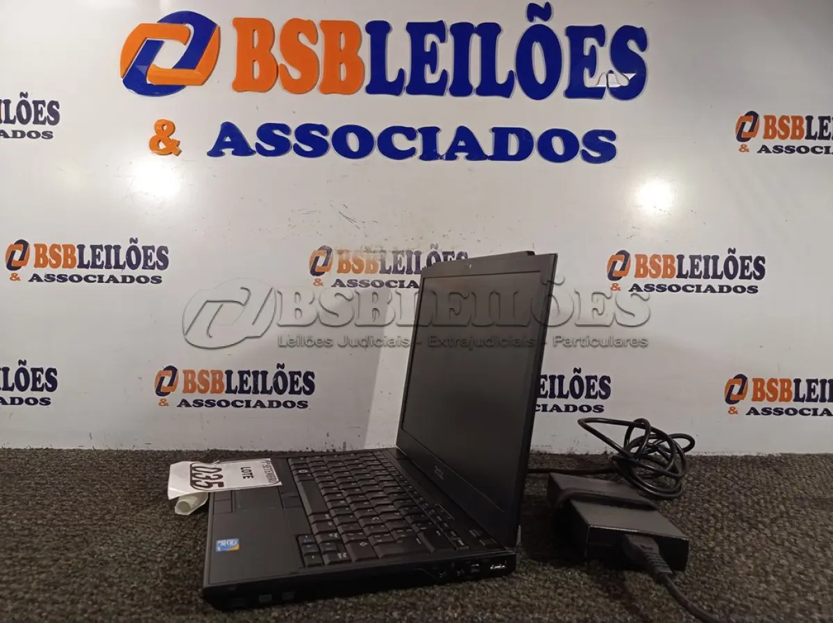 LOTE 035 - 01 NOTEBOOK MARCA DELL COM FONTE. (NO ESTADO) ATENÇÃO! FAZER A VISITAÇÃO ANTES DE ARREMATAR, NÃO SABEMOS SE FUNCIONA. LEILÃO NÃO TEM GARANTIA E NEM DEVOLUÇÃO, SUJEITO A POSSÍVEIS AVARIAS VISÍVEIS/OCULTAS E/OU AUSÊNCIA DE COMPONENTES.