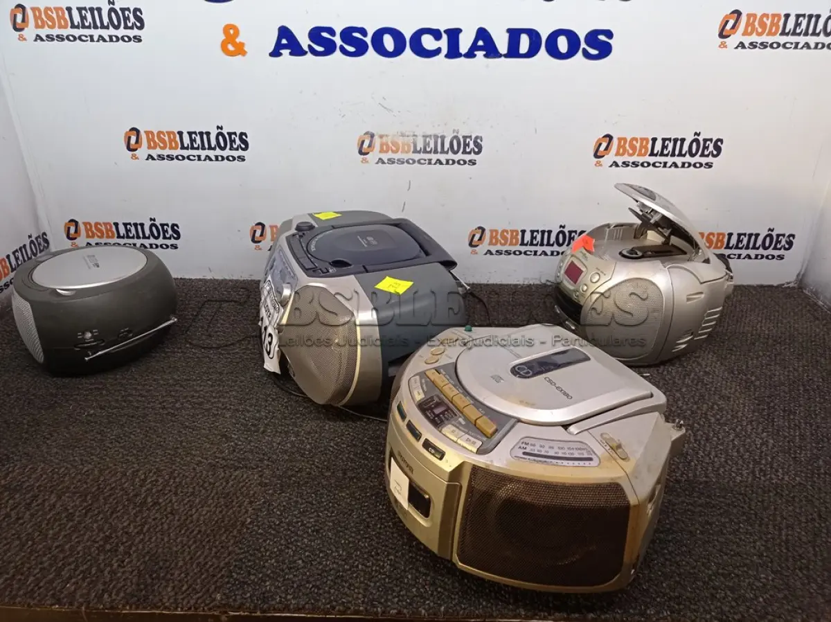 LOTE 113 - 04 RÁDIOS MICROSYSTEM MARCAS E MODELOS DIVERSOS. (NO ESTADO) ATENÇÃO! FAZER A VISITAÇÃO ANTES DE ARREMATAR, NÃO SABEMOS SE FUNCIONA. LEILÃO NÃO TEM GARANTIA E NEM DEVOLUÇÃO, SUJEITO A POSSÍVEIS AVARIAS VISÍVEIS/OCULTAS E/OU AUSÊNCIA DE COMPONENTES.