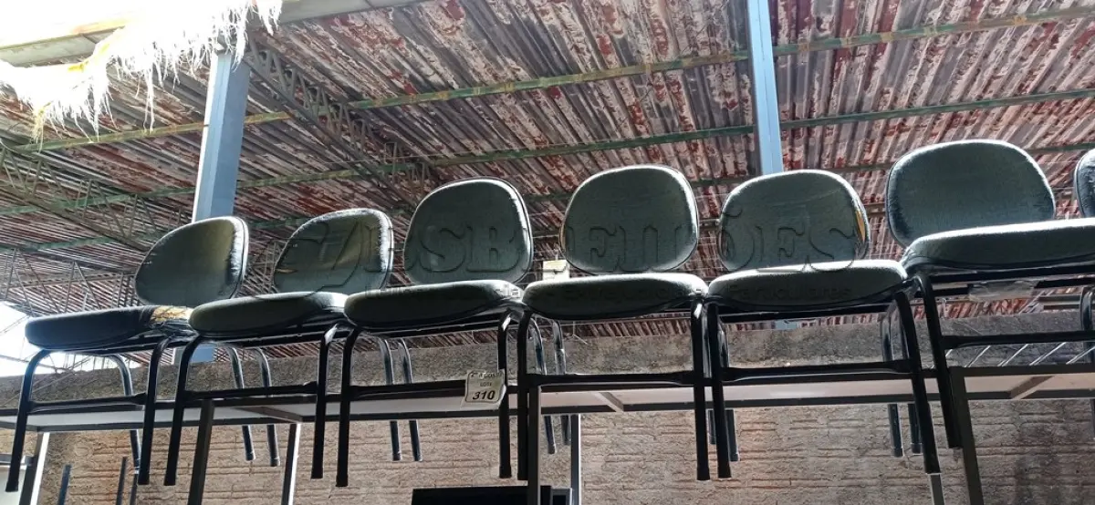 LOTE 310 - 07 CADEIRAS DE ESCRITÓRIO PÉ FIXO. (NO ESTADO) ATENÇÃO! FAZER A VISITAÇÃO ANTES DE ARREMATAR, NÃO SABEMOS SE FUNCIONA. LEILÃO NÃO TEM GARANTIA E NEM DEVOLUÇÃO, SUJEITO A POSSÍVEIS AVARIAS VISÍVEIS/OCULTAS E/OU AUSÊNCIA DE COMPONENTES.