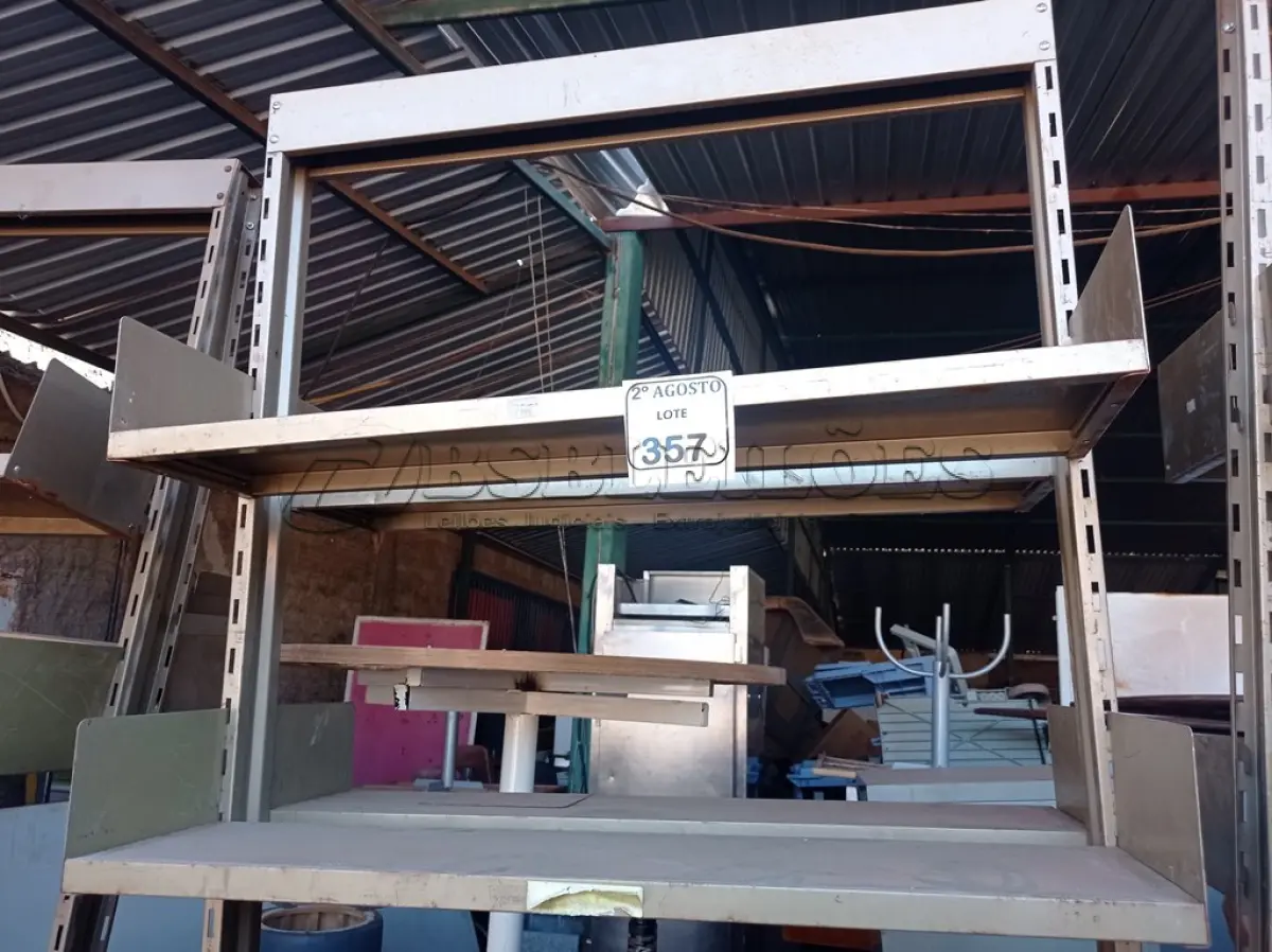 LOTE 357 - 01 ESTANTE EM FERRO COM PRATELEIRAS. (NO ESTADO) ATENÇÃO! FAZER A VISITAÇÃO ANTES DE ARREMATAR, NÃO SABEMOS SE FUNCIONA. LEILÃO NÃO TEM GARANTIA E NEM DEVOLUÇÃO, SUJEITO A POSSÍVEIS AVARIAS VISÍVEIS/OCULTAS E/OU AUSÊNCIA DE COMPONENTES.