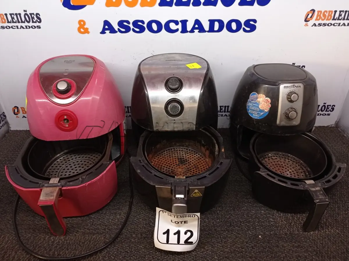LOTE 112 - 03 AIR FRYES MARCAS E MODELOS DIVERSOS COM AVARIAS. (NO ESTADO) ATENÇÃO! FAZER A VISITAÇÃO ANTES DE ARREMATAR, NÃO SABEMOS SE FUNCIONA. LEILÃO NÃO TEM GARANTIA E NEM DEVOLUÇÃO, SUJEITO A POSSÍVEIS AVARIAS VISÍVEIS/OCULTAS E/OU AUSÊNCIA DE COMPONENTES.