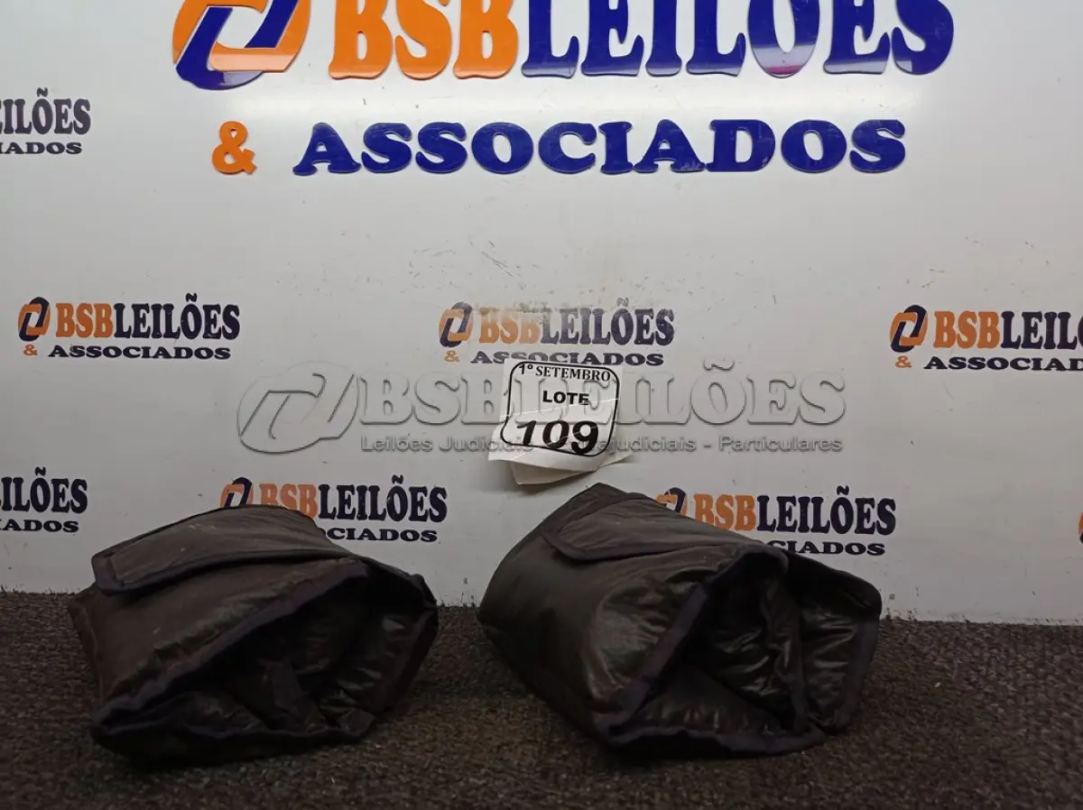 LOTE 109 - 02 TORNOZELEIRAS PARA ACADEMIA 4KG. (NO ESTADO) ATENÇÃO! FAZER A VISITAÇÃO ANTES DE ARREMATAR, NÃO SABEMOS SE FUNCIONA. LEILÃO NÃO TEM GARANTIA E NEM DEVOLUÇÃO, SUJEITO A POSSÍVEIS AVARIAS VISÍVEIS/OCULTAS E/OU AUSÊNCIA DE COMPONENTES.