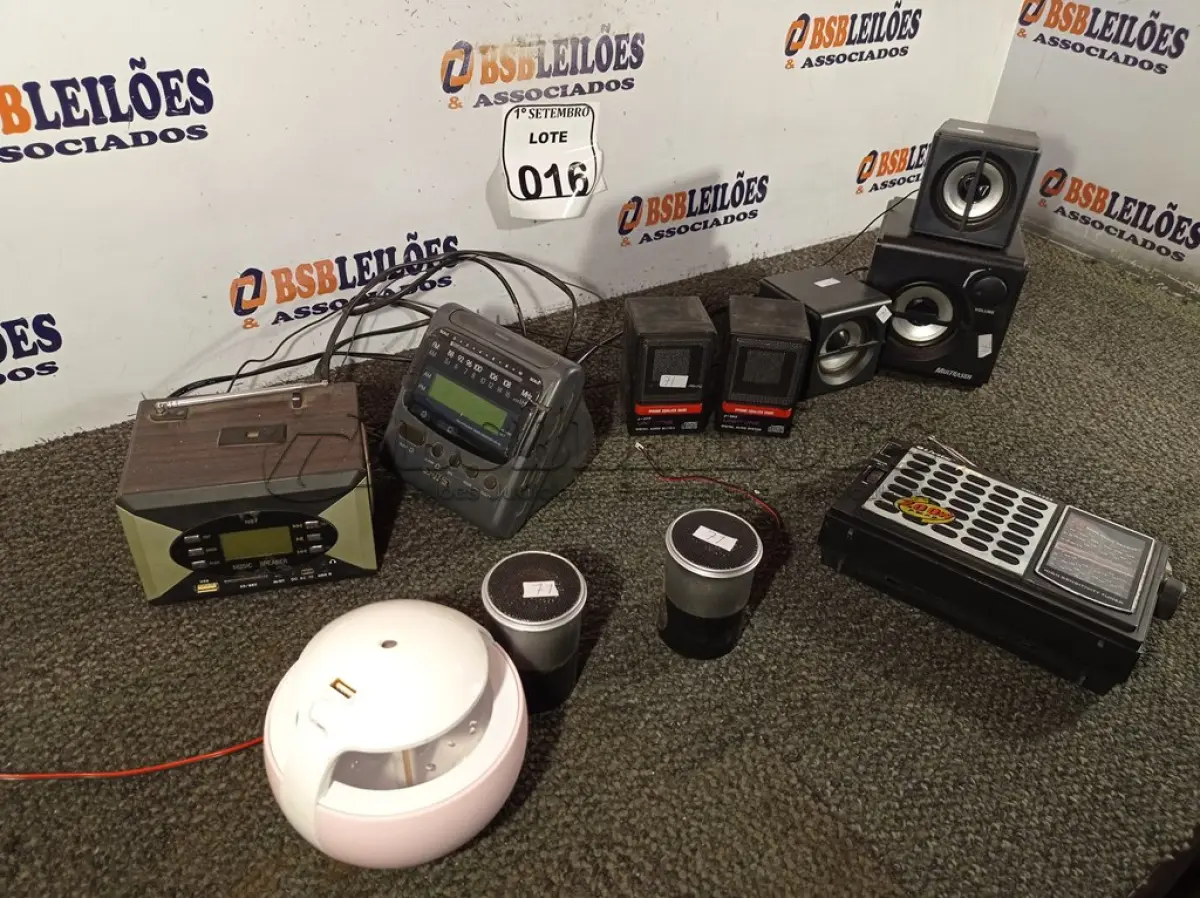 LOTE 016 - 01 LOTE COM RÁDIOS E CAIXINHAS DE SOM MARCAS E MODELOS DIVERSOS. (NO ESTADO) ATENÇÃO! FAZER A VISITAÇÃO ANTES DE ARREMATAR, NÃO SABEMOS SE FUNCIONA. LEILÃO NÃO TEM GARANTIA E NEM DEVOLUÇÃO, SUJEITO A POSSÍVEIS AVARIAS VISÍVEIS/OCULTAS E/OU AUSÊNCIA DE COMPONENTES.