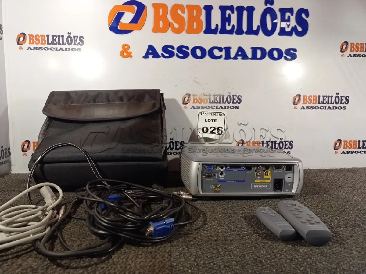 LOTE 026 - 01 PROJETOR MULTIMÍDIA MARCA INFOCUS. (NO ESTADO) ATENÇÃO! FAZER A VISITAÇÃO ANTES DE ARREMATAR, NÃO SABEMOS SE FUNCIONA. LEILÃO NÃO TEM GARANTIA E NEM DEVOLUÇÃO, SUJEITO A POSSÍVEIS AVARIAS VISÍVEIS/OCULTAS E/OU AUSÊNCIA DE COMPONENTES.