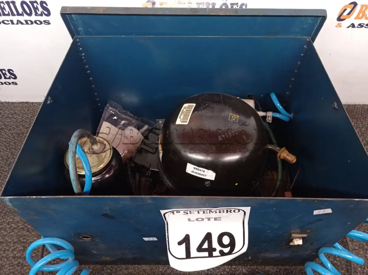 LOTE 149 - 01 COMPRESSOR DE AR. (NO ESTADO) ATENÇÃO! FAZER A VISITAÇÃO ANTES DE ARREMATAR, NÃO SABEMOS SE FUNCIONA. LEILÃO NÃO TEM GARANTIA E NEM DEVOLUÇÃO, SUJEITO A POSSÍVEIS AVARIAS VISÍVEIS/OCULTAS E/OU AUSÊNCIA DE COMPONENTES.