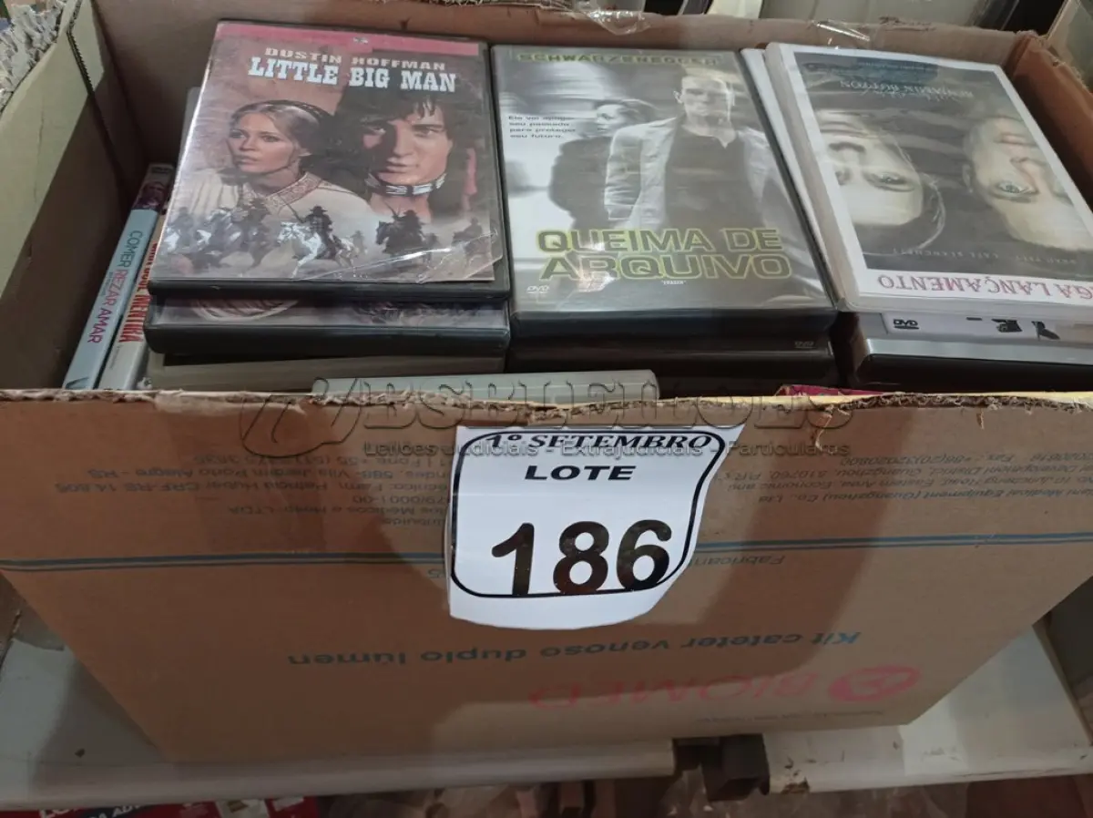 LOTE 186 - 02 CAIXAS COM DIVERSOS DVDS. (NO ESTADO) ATENÇÃO! FAZER A VISITAÇÃO ANTES DE ARREMATAR, NÃO SABEMOS SE FUNCIONA. LEILÃO NÃO TEM GARANTIA E NEM DEVOLUÇÃO, SUJEITO A POSSÍVEIS AVARIAS VISÍVEIS/OCULTAS E/OU AUSÊNCIA DE COMPONENTES.