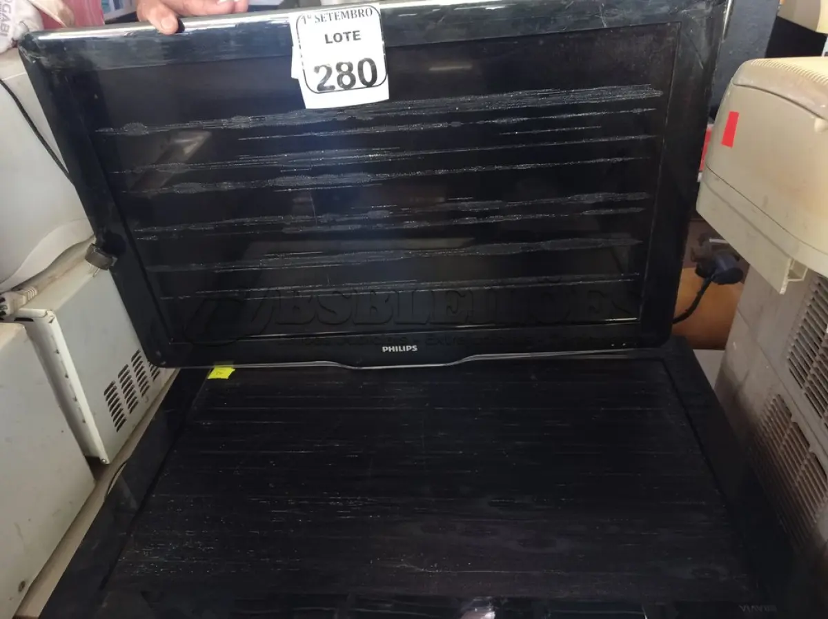 LOTE 280 - 02 TVS “32” POLEGADAS SENDO UMA SONY E A OUTRA PHILCO E 01 TV DE TUBO. (NO ESTADO) ATENÇÃO! FAZER A VISITAÇÃO ANTES DE ARREMATAR, NÃO SABEMOS SE FUNCIONA. LEILÃO NÃO TEM GARANTIA E NEM DEVOLUÇÃO, SUJEITO A POSSÍVEIS AVARIAS VISÍVEIS/OCULTAS E/OU AUSÊNCIA DE COMPONENTES.