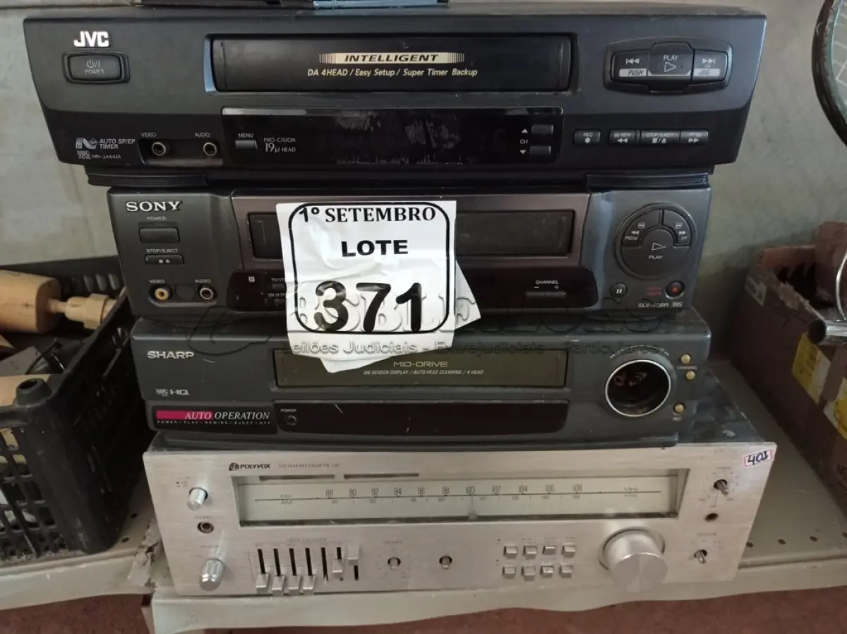 LOTE 371 - 03 VIDEOCASSETES E RECEIVER MARCA POLYVOX. (NO ESTADO) ATENÇÃO! FAZER A VISITAÇÃO ANTES DE ARREMATAR, NÃO SABEMOS SE FUNCIONA. LEILÃO NÃO TEM GARANTIA E NEM DEVOLUÇÃO, SUJEITO A POSSÍVEIS AVARIAS VISÍVEIS/OCULTAS E/OU AUSÊNCIA DE COMPONENTES.